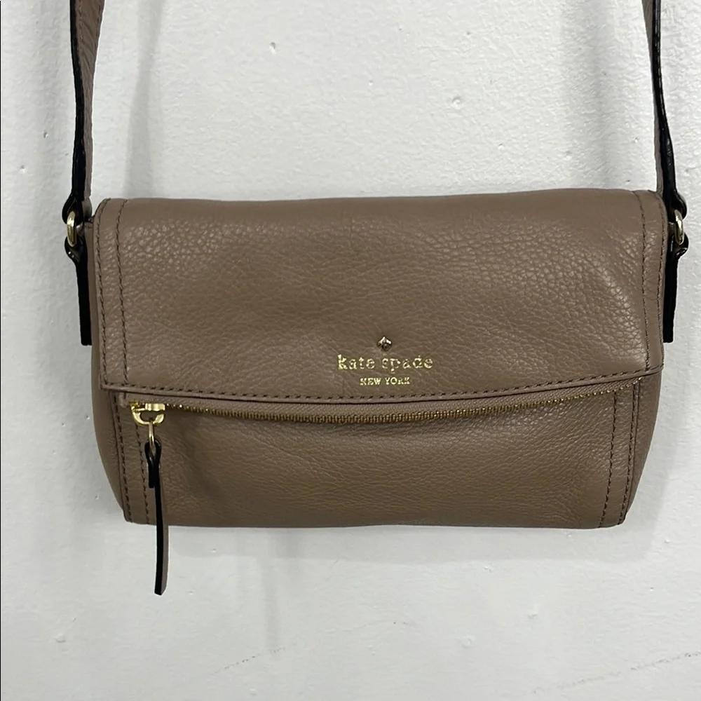 Kate Spade Brown Crossbody Bag with Timeless Appeal - Picture 2 of 9